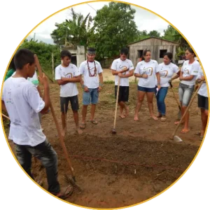 jovens-puyanawa-plantando